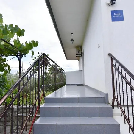 In Mit Privatem Garten Und Panoramablick By Interhome 아파트