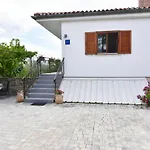 In Mit Privatem Garten Und Panoramablick By Interhome Apartman *