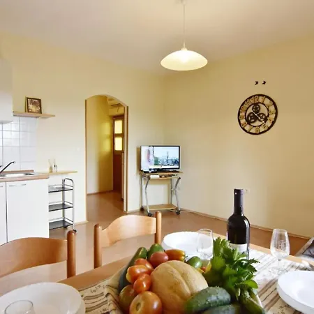 In Mit Privatem Garten Und Panoramablick By Interhome Apartman *