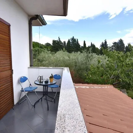 In Mit Privatem Garten Und Panoramablick By Interhome *